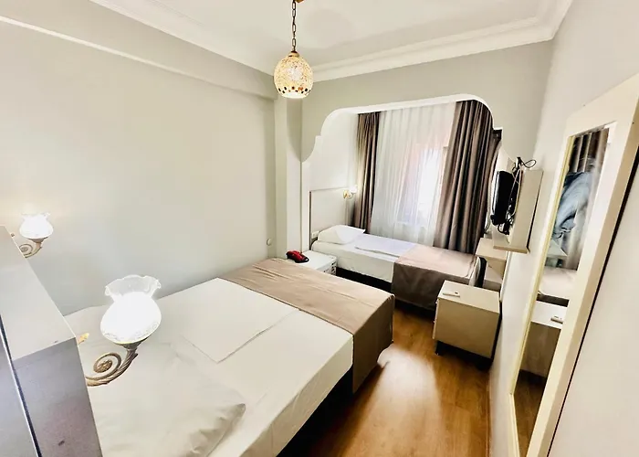 Crowned Exclusive Hotel 2*