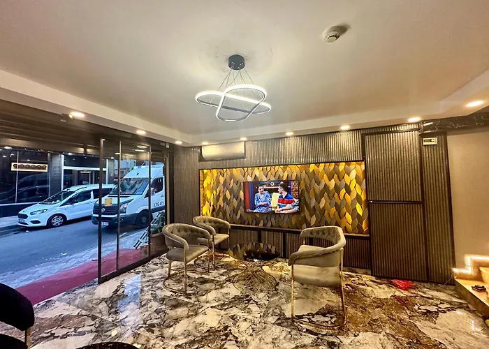 Hotel Crowned Exclusive