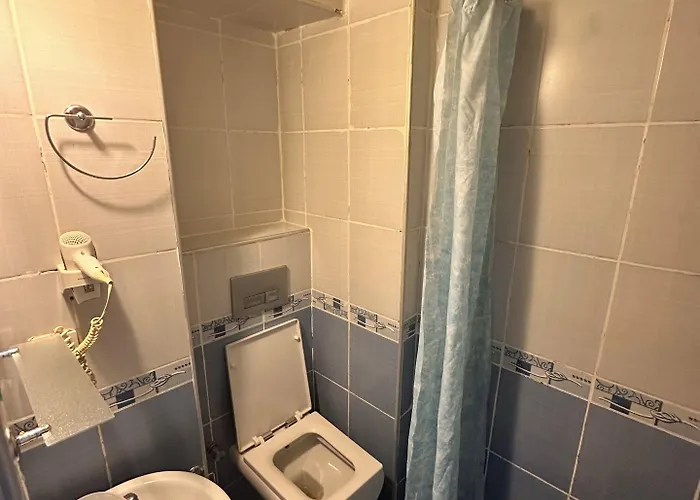 Отель Crowned Exclusive 2*