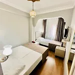 Crowned Exclusive Hotel 2*