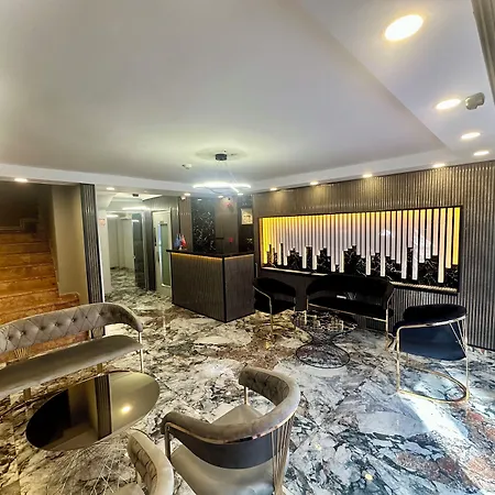 Crowned Exclusive Hotel 2*