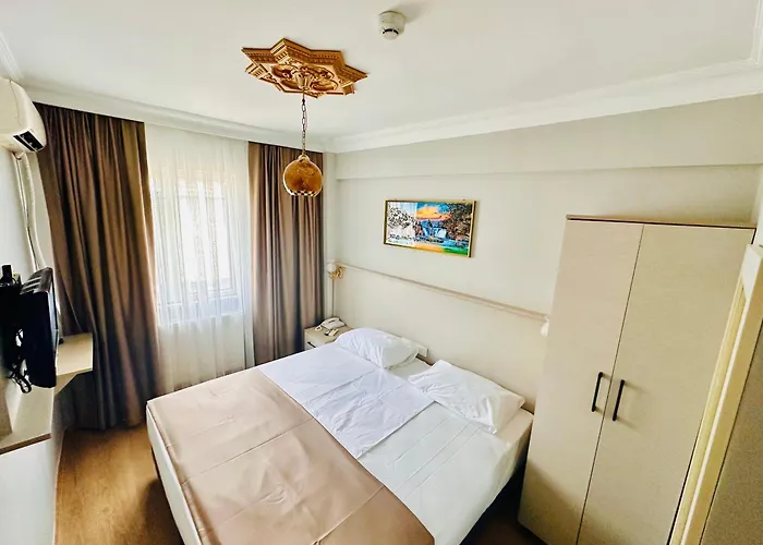 Crowned Exclusive Hotel 2*