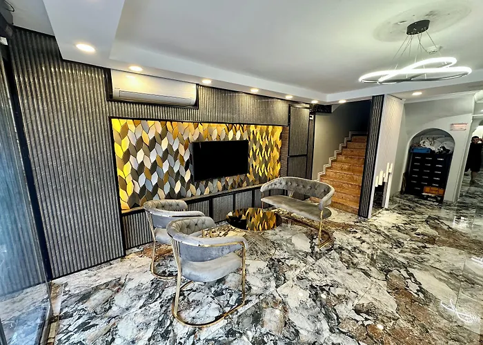 Hotel Crowned Exclusive